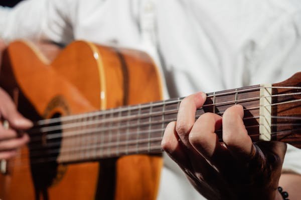 Apprenez la guitare à domicile : un enseignant chez vous !